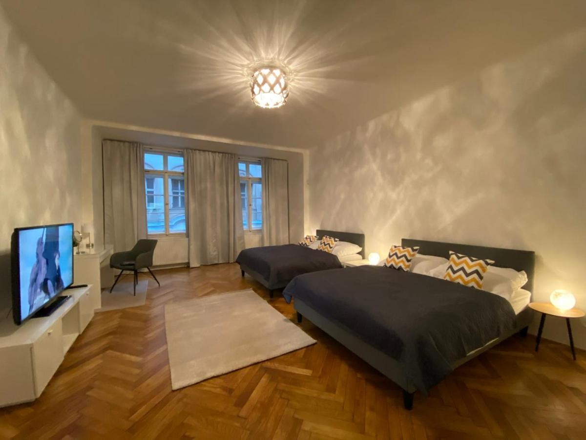 Spacious Apartment On Wenceslas Square Prague Exterior photo